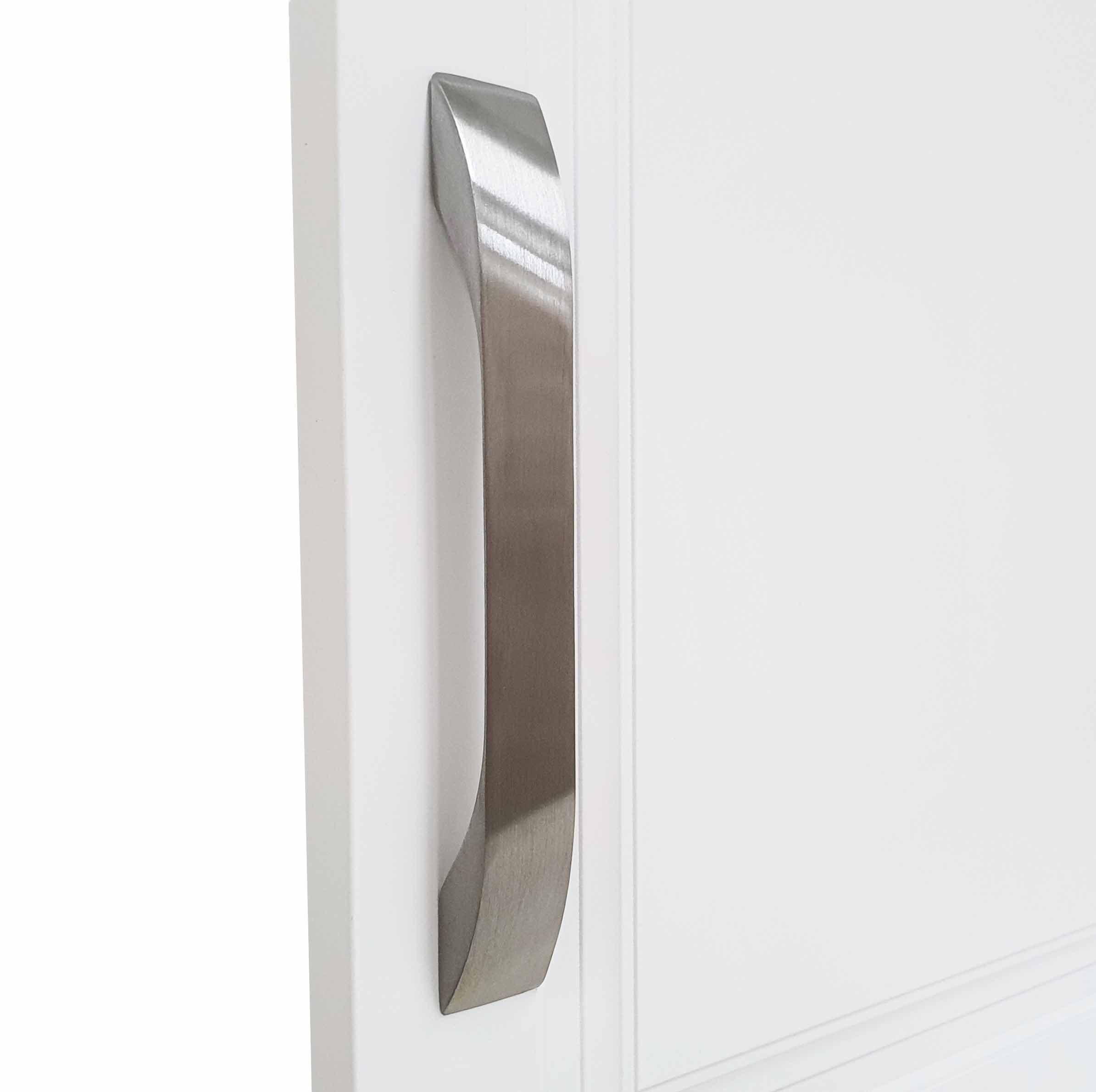 Garderobshandtag C4 är ett tjockt bygelhandtag i aluminium med rostfri-färg och rundade hörn