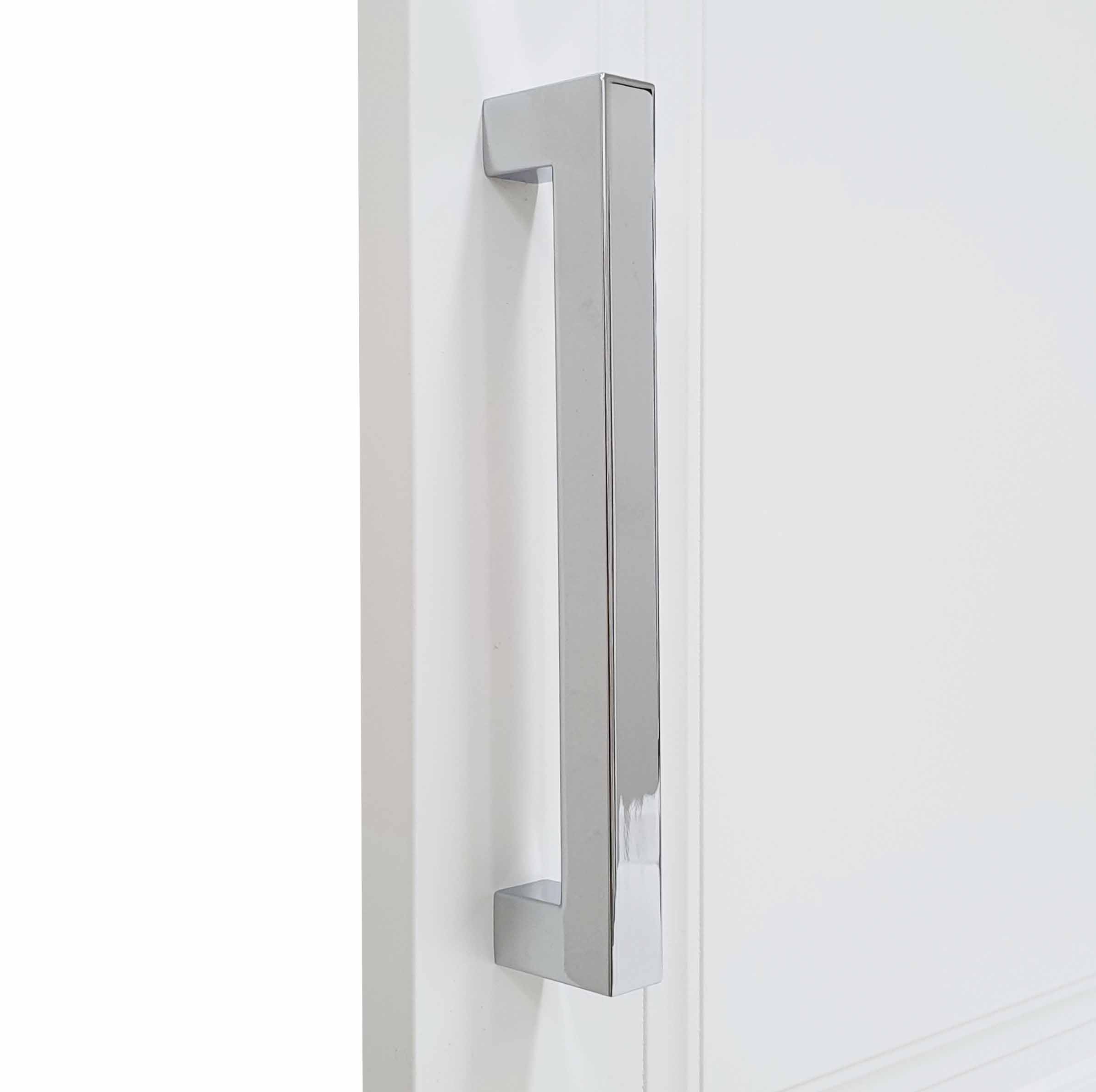 Garderobshandtag C10 är ett bygelhandtag i blank krom med raka hörn och kanter