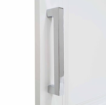 Garderobshandtag C10 är ett bygelhandtag i blank krom med raka hörn och kanter