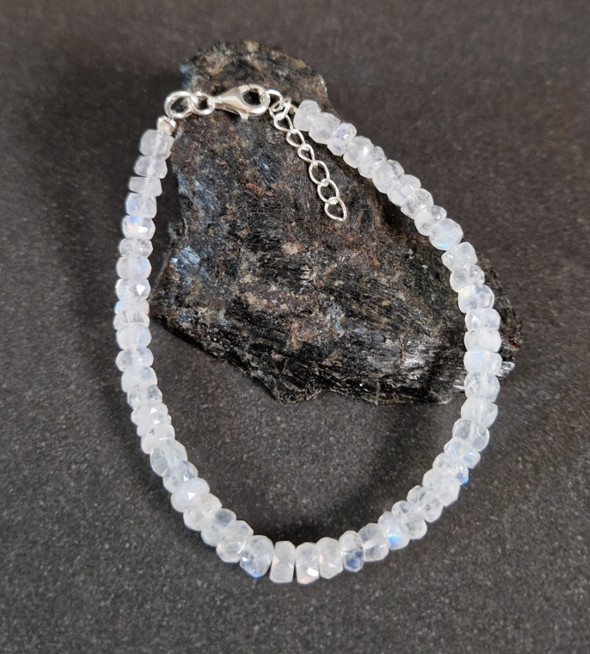 Armband med Regnbågsmånsten