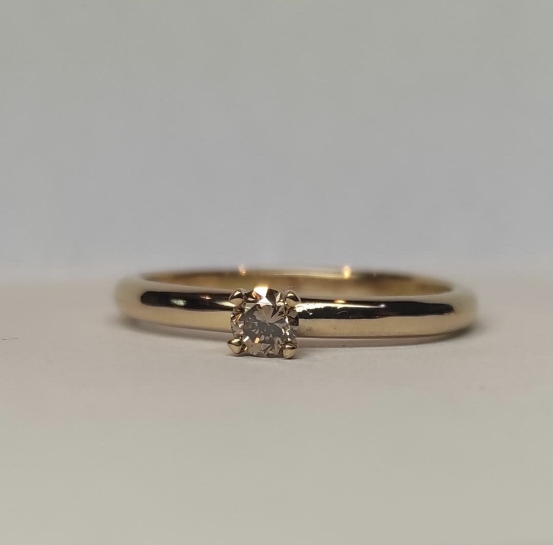 Ring Dessie i 18K guld med briljantslipad champagnefärgad diamant i centrum