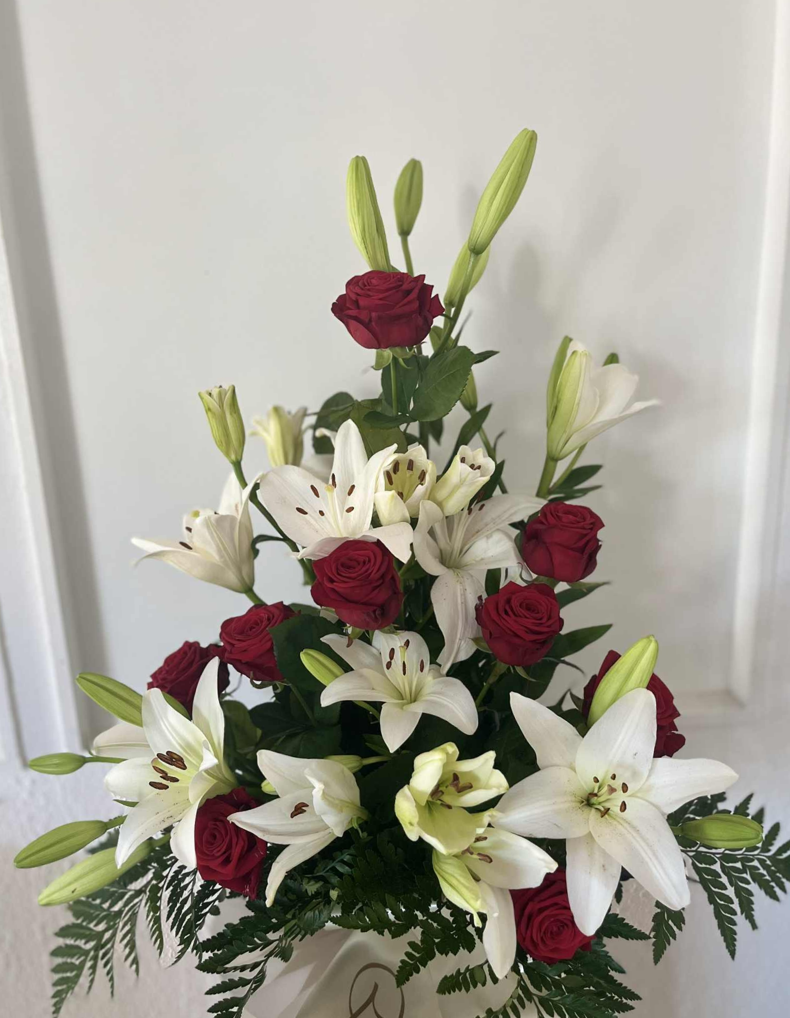 Begravningsblomma stående dekoration med liljor och röda rosor - nr 406