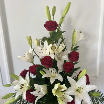 Begravningsblomma stående dekoration med liljor och röda rosor - nr 406