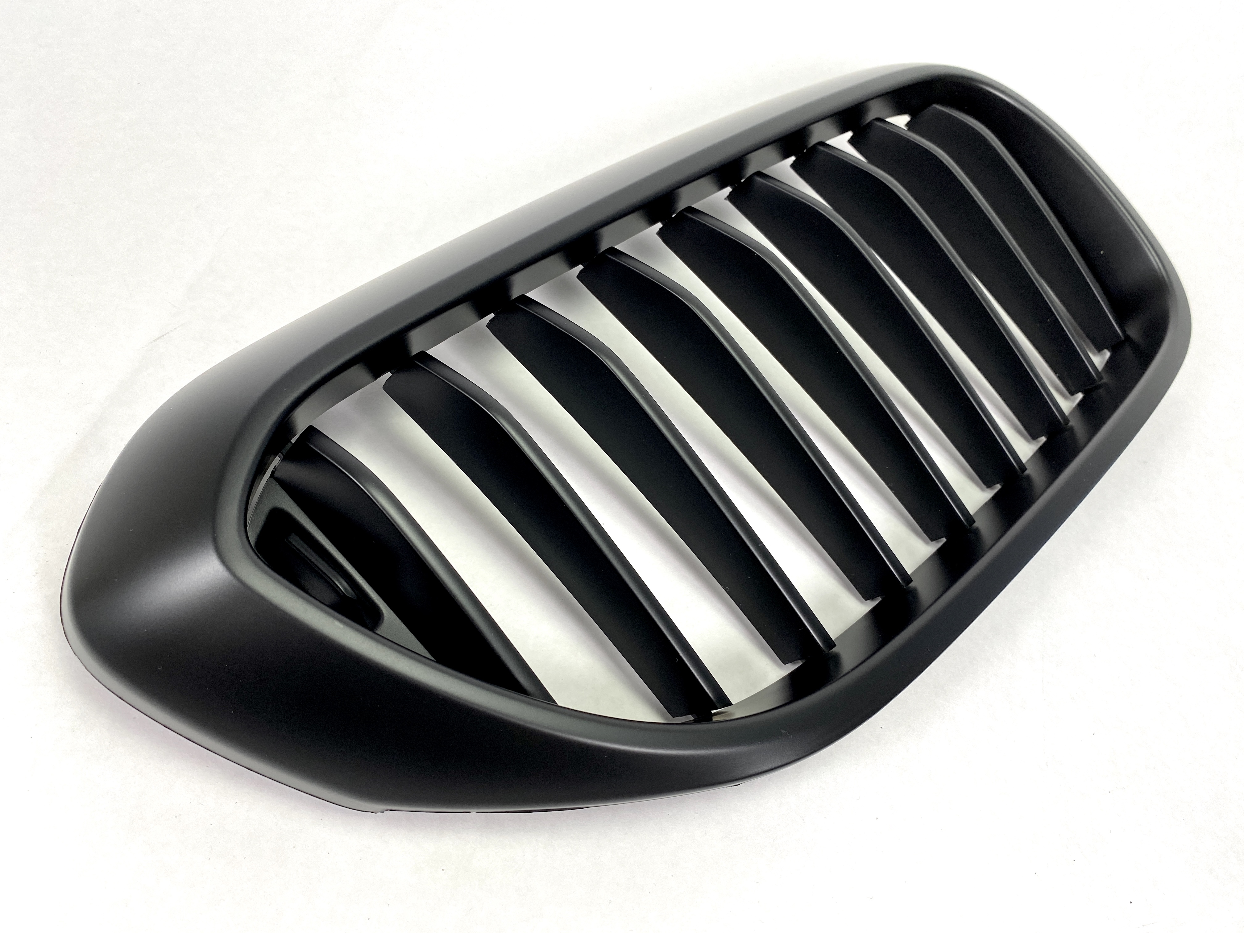 BMW G30 2017--> Grill/Njurar Matt Svarta  - 2
