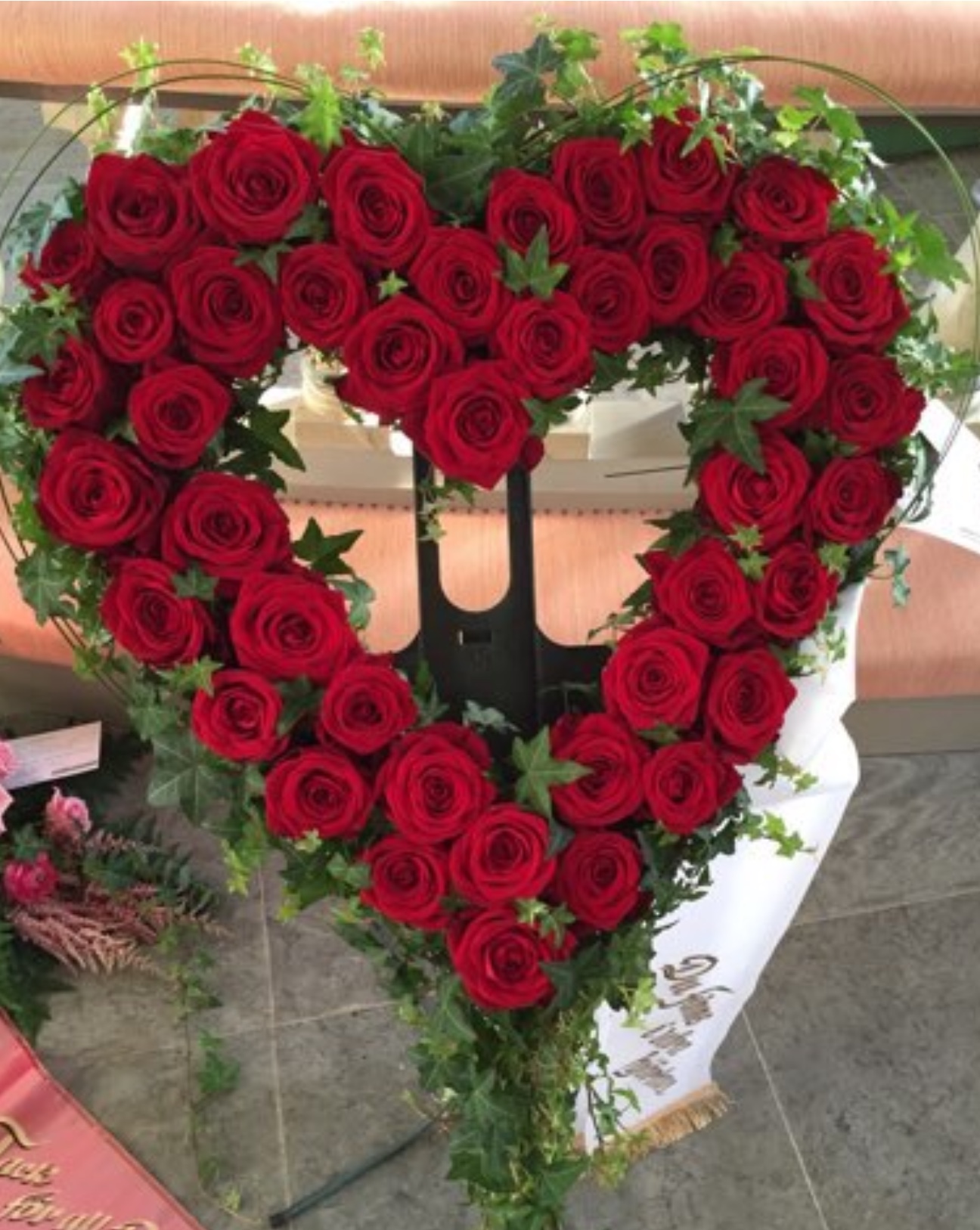 Behravningsblomma Begravningshjärta ros och murgröna  nr 211