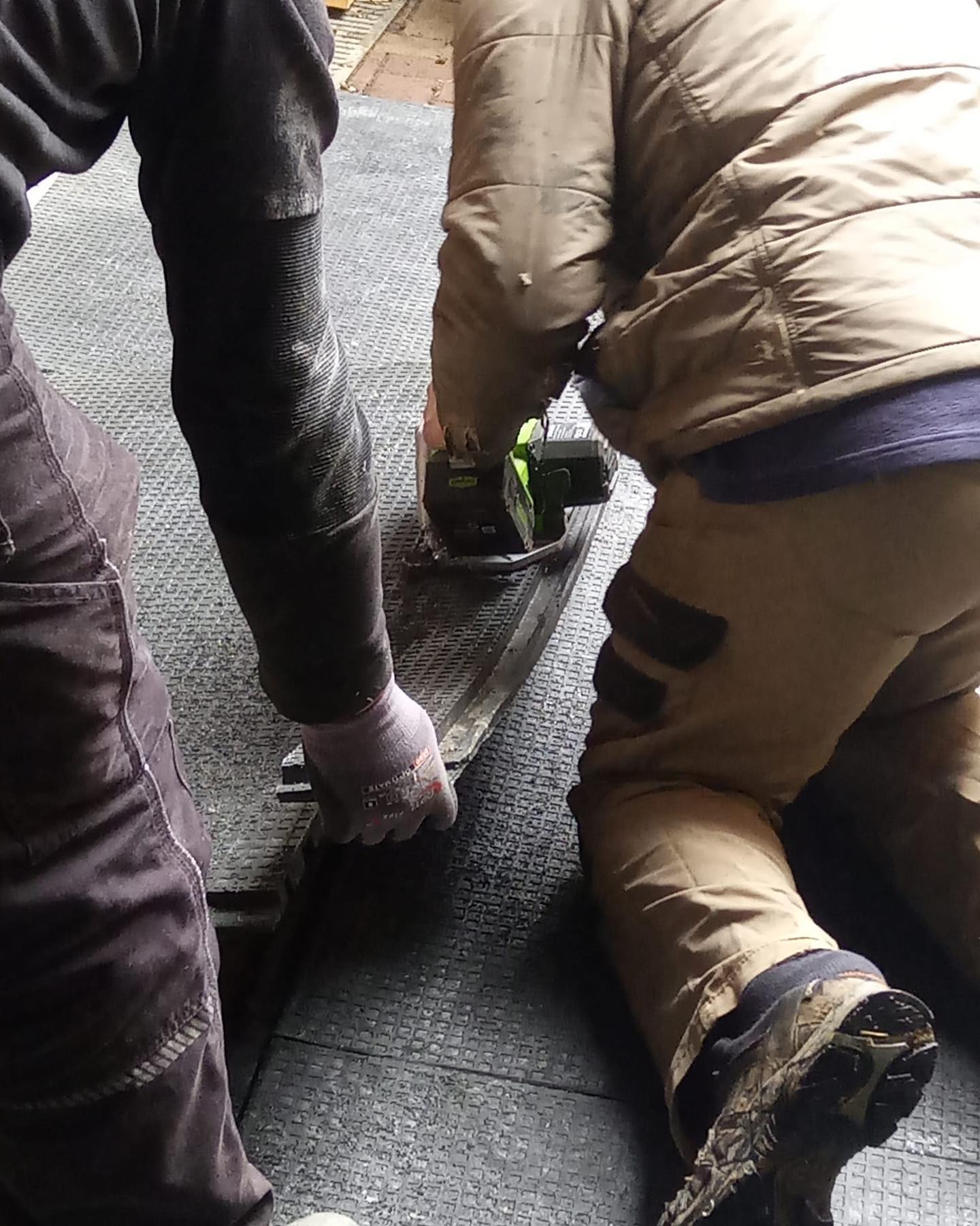 Detalj av klicksystem på stallmatta 24 mm för enkel montering