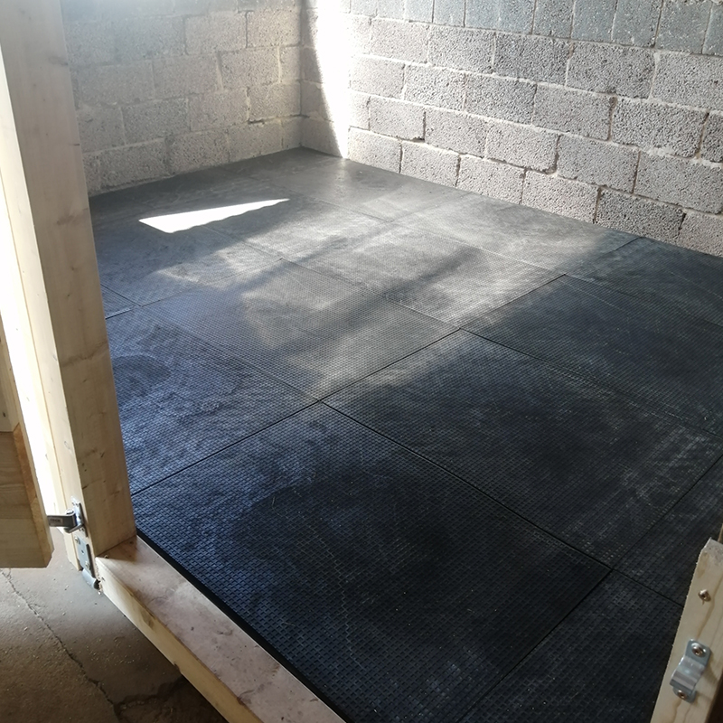 Boxmatta 115x81 cm installerad i hästbox med isolerande underlag