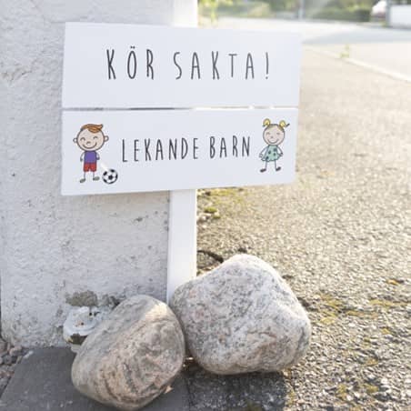 Kör sakta, lekande barn skylt trä /
