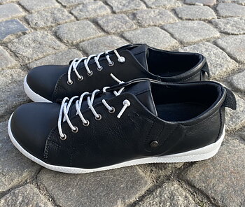 Sneakers från   Charlotte of Sweden, svart med vit sula