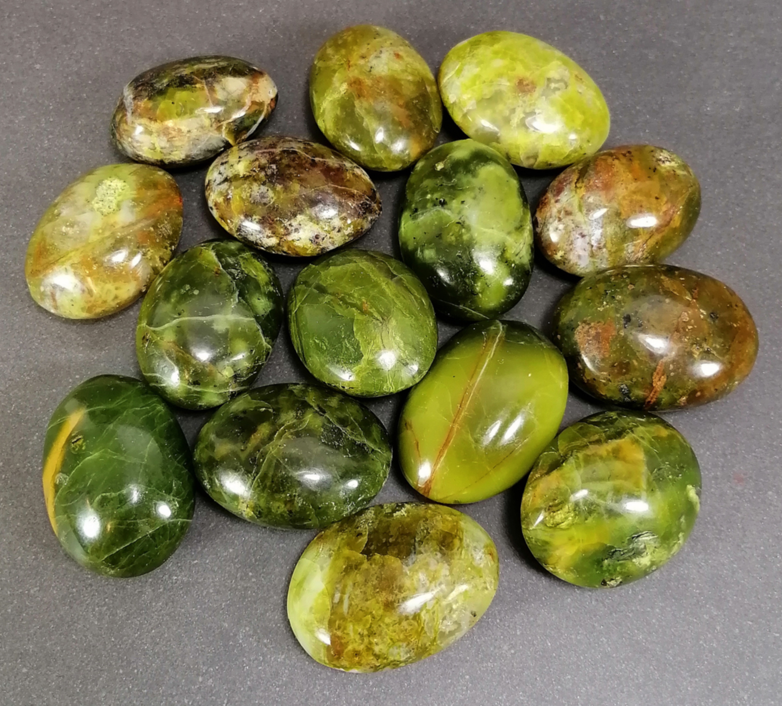 Pebbles "No Worry Stone"  - Grön Opal -  Handpolerad 