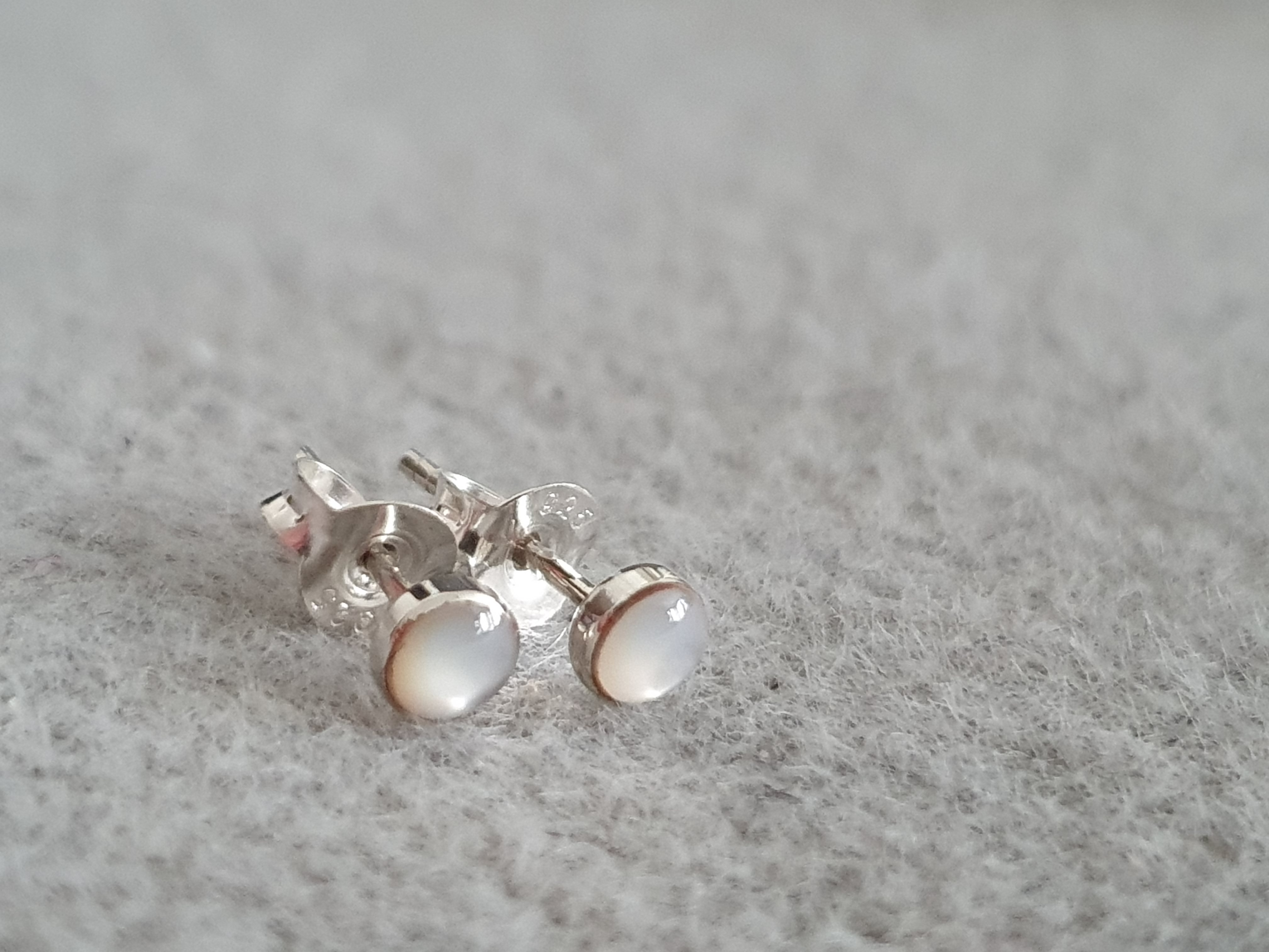 Mother of pearl ear studs 4mm, 925-silver - 3