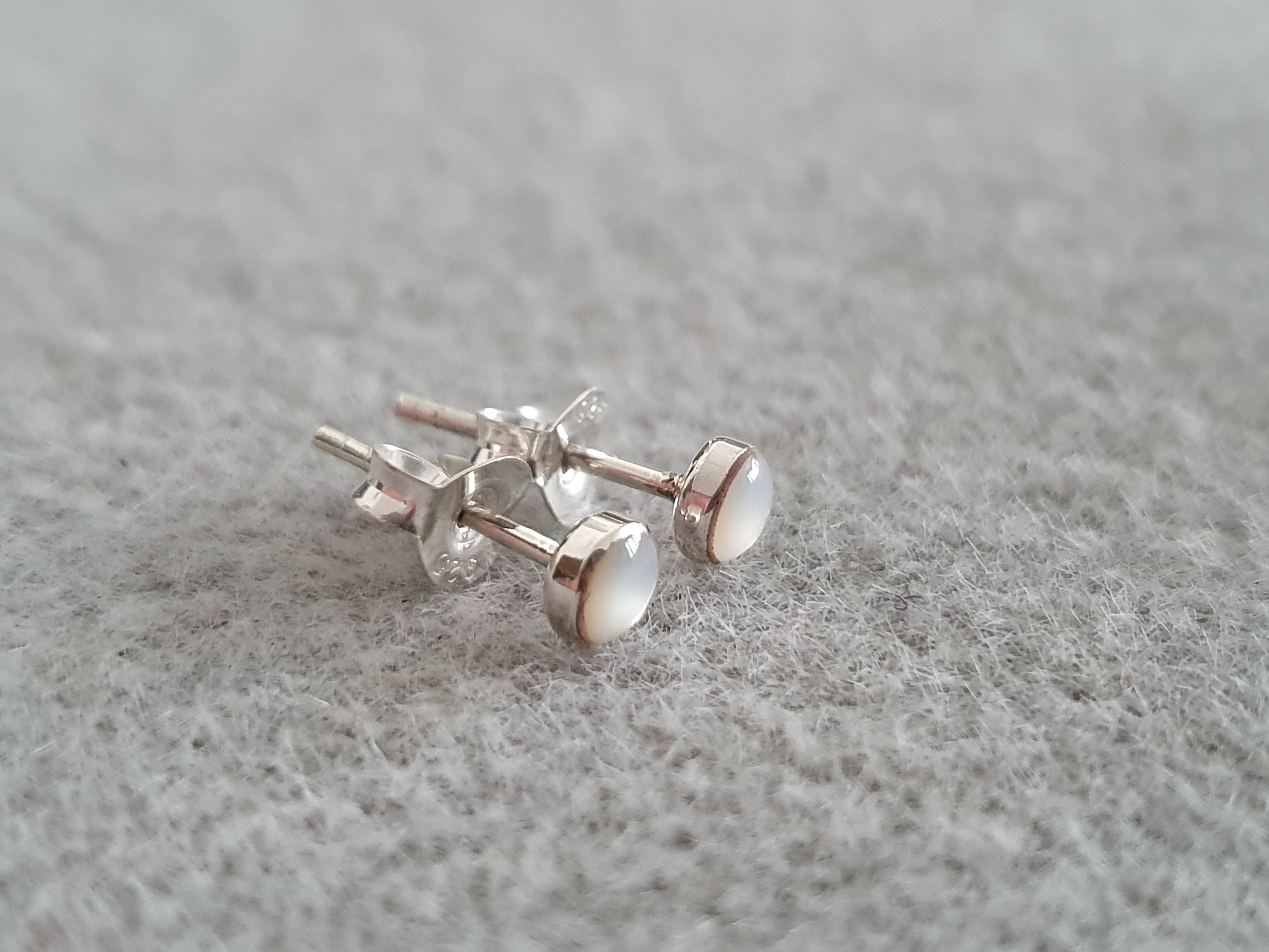 Mother of pearl ear studs 4mm, 925-silver - 2