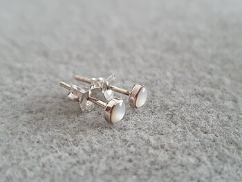 Mother of pearl ear studs 4mm, 925-silver