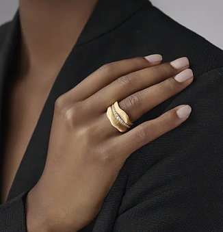 Blade ring mellem guld diamanter