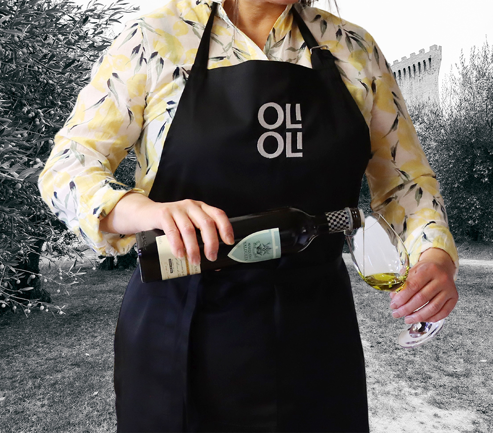 Svart tygförkläde med OLIOLI i vit brodyr på bröstet