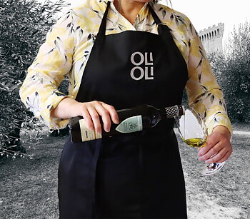Svart tygförkläde med OLIOLI i vit brodyr på bröstet