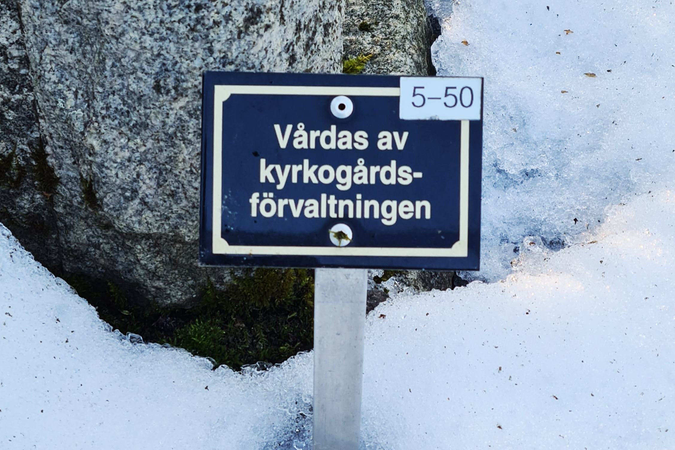 Skylt, Vårdas av kyrkogårds -förvaltningen - 2