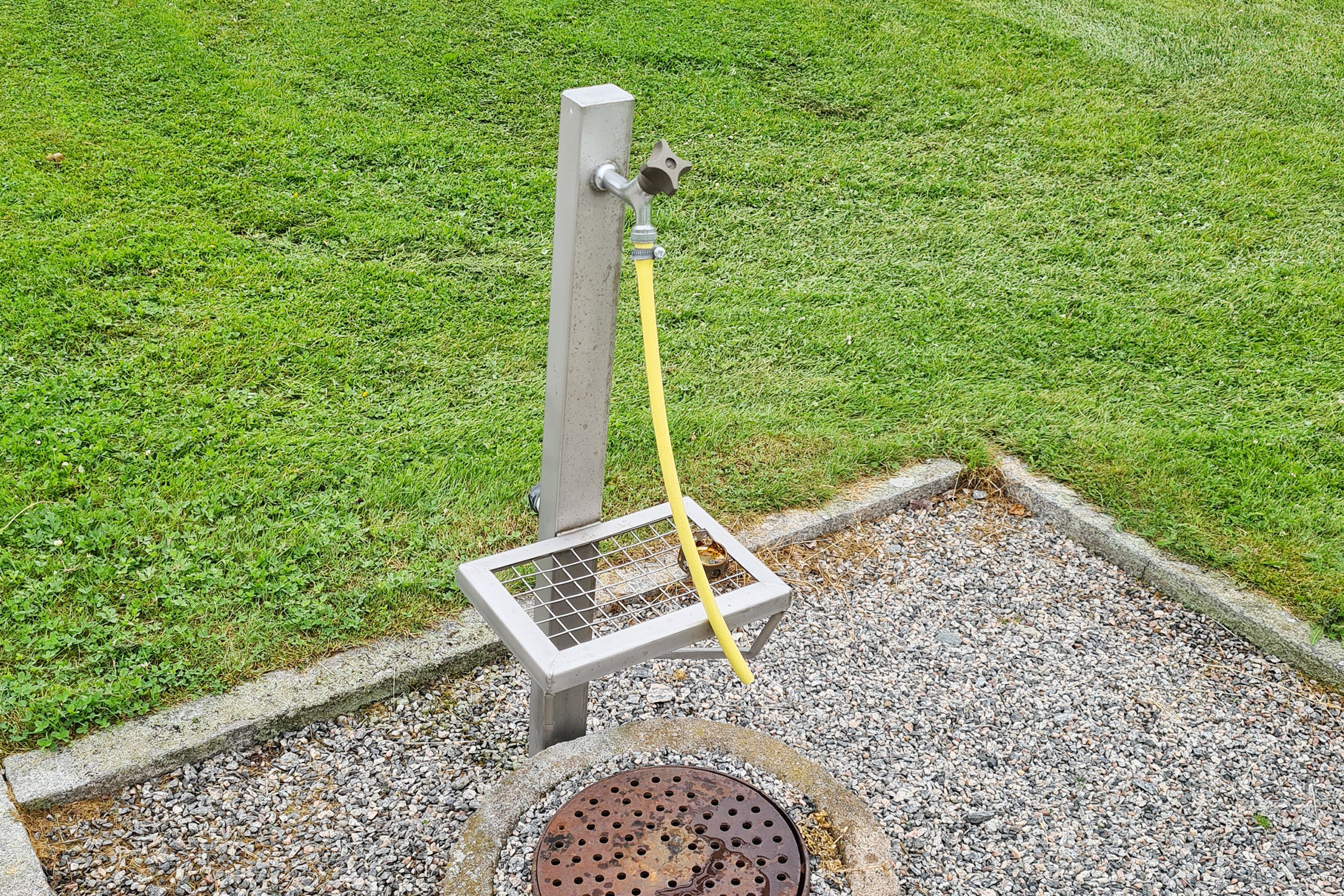 Vattenpost, rostfri med kannhylla, med vridkran