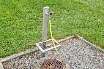 Vattenpost, rostfri med kannhylla, med vridkran