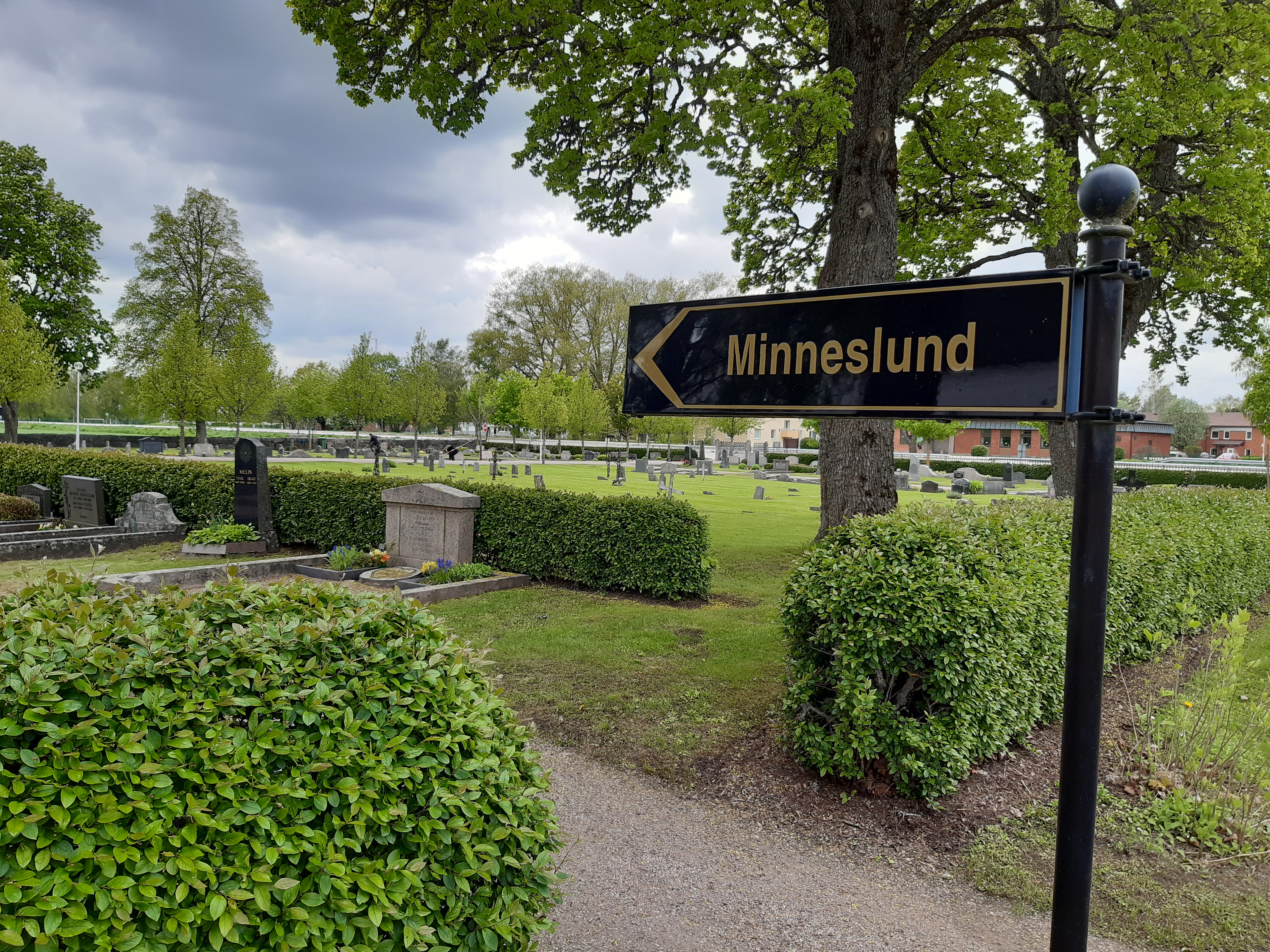 Upplysningsskylt, Minneslund, bockad för stolpe - 2