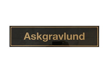 Upplysningsskylt, Askgravlund, bockad för stolpe