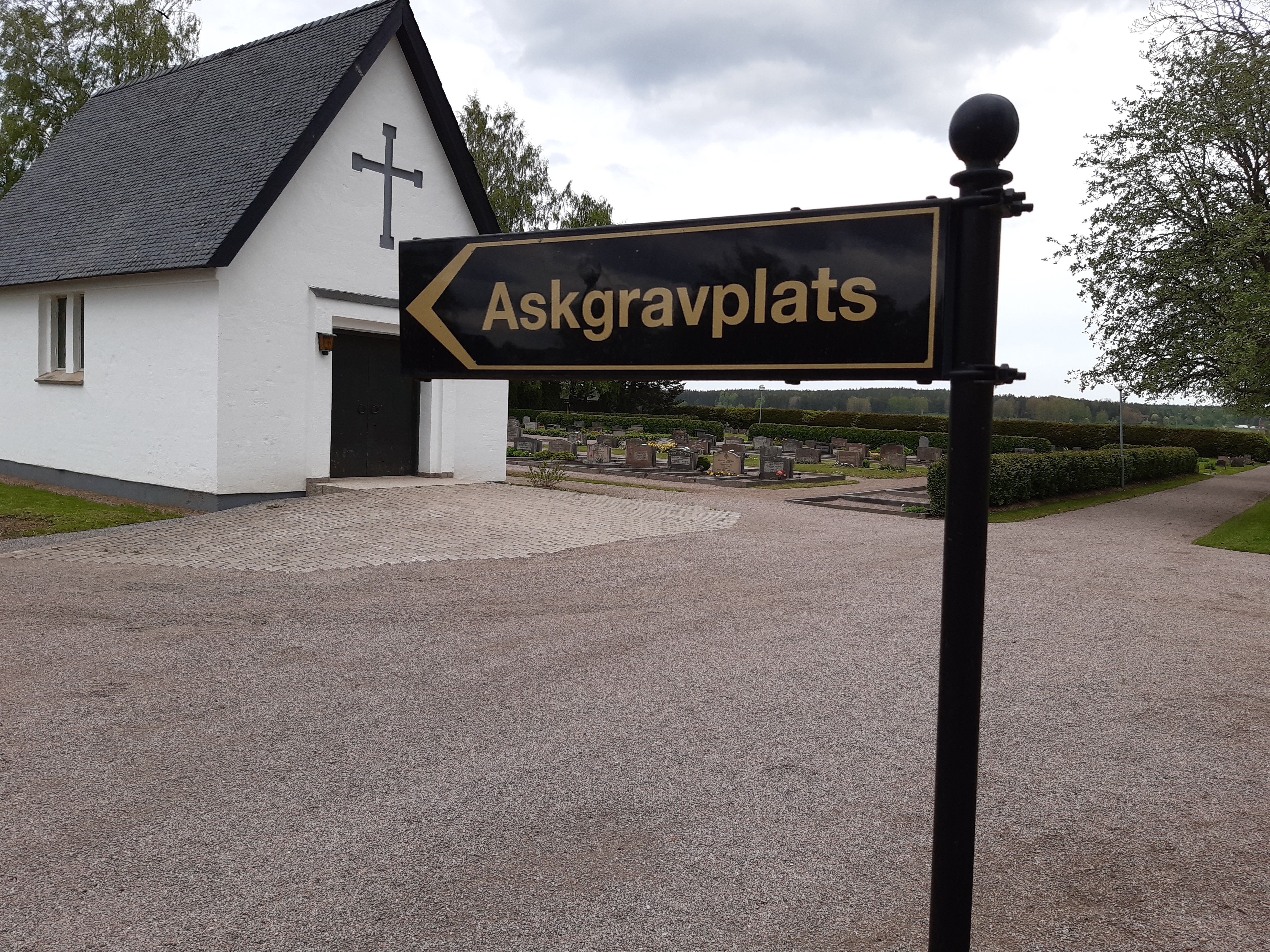 Upplysningsskylt, Askgravplats, bockad för stolpe - 2