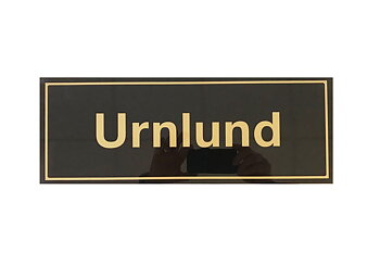 Upplysningsskylt, Urnlund, bockad för stolpe