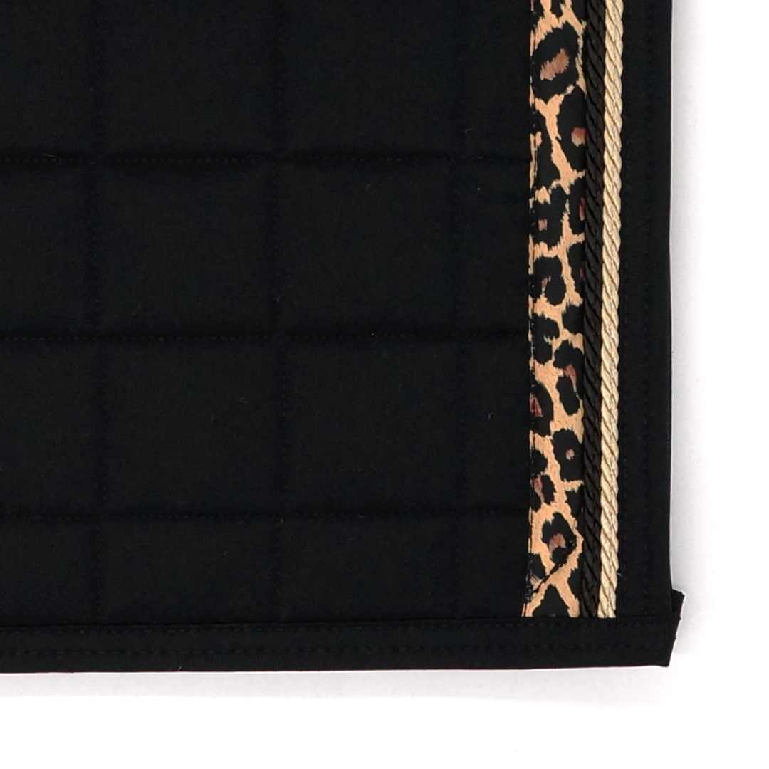 Dressyrschabrak Svart D6, leo/sand