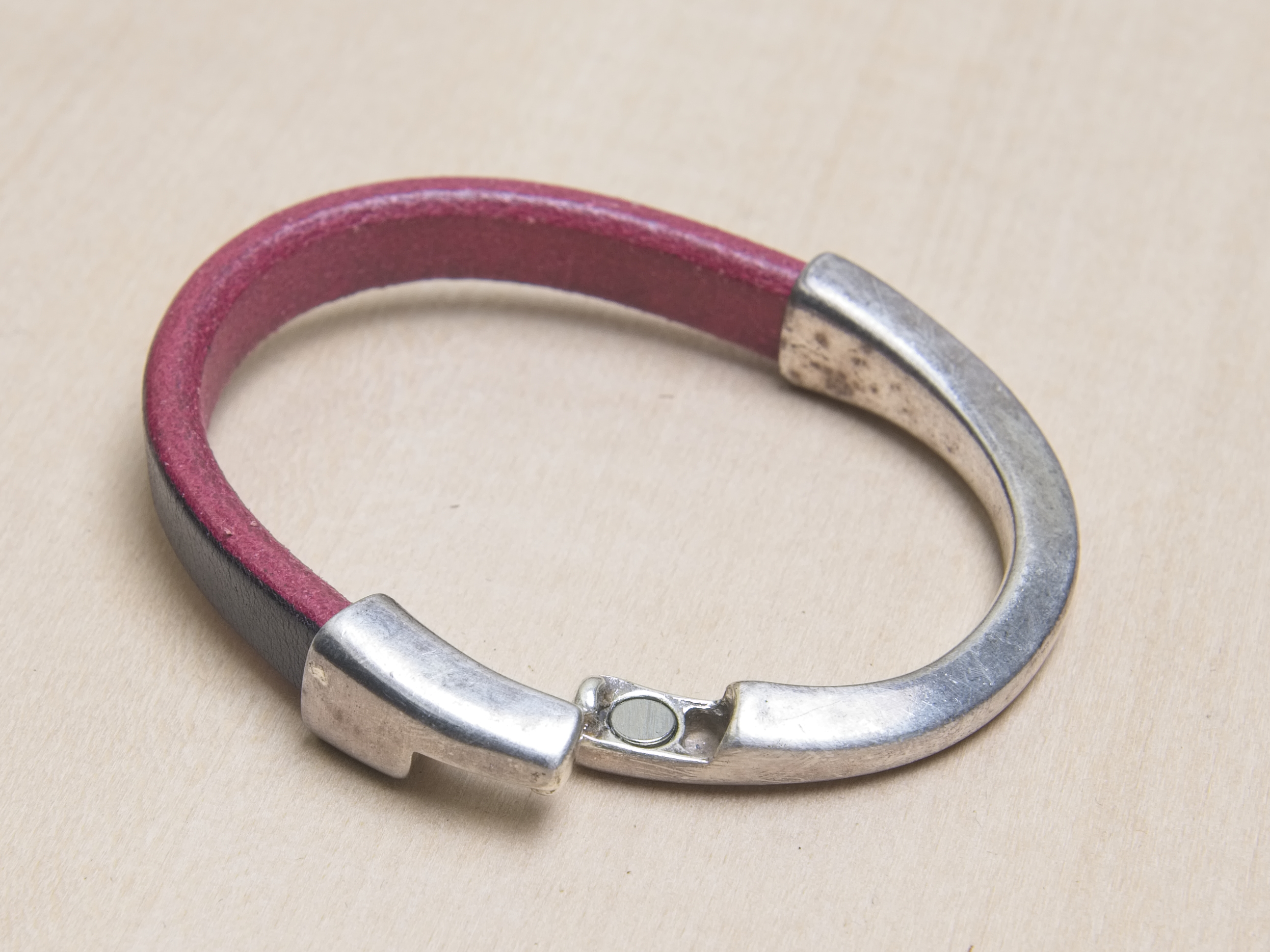 Half cuff red