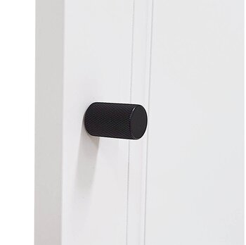 Garderobsknopp C21 är en avlång, mattsvart knopp i aluminium med rundade hörn och räfflad yta