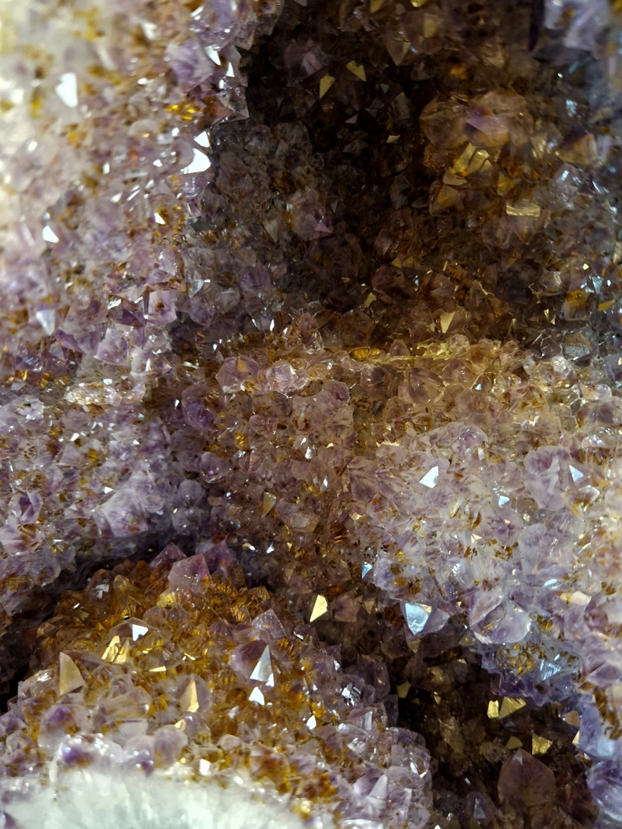 Ametistgrotta med Cacoxenit - 17,3kg - 2