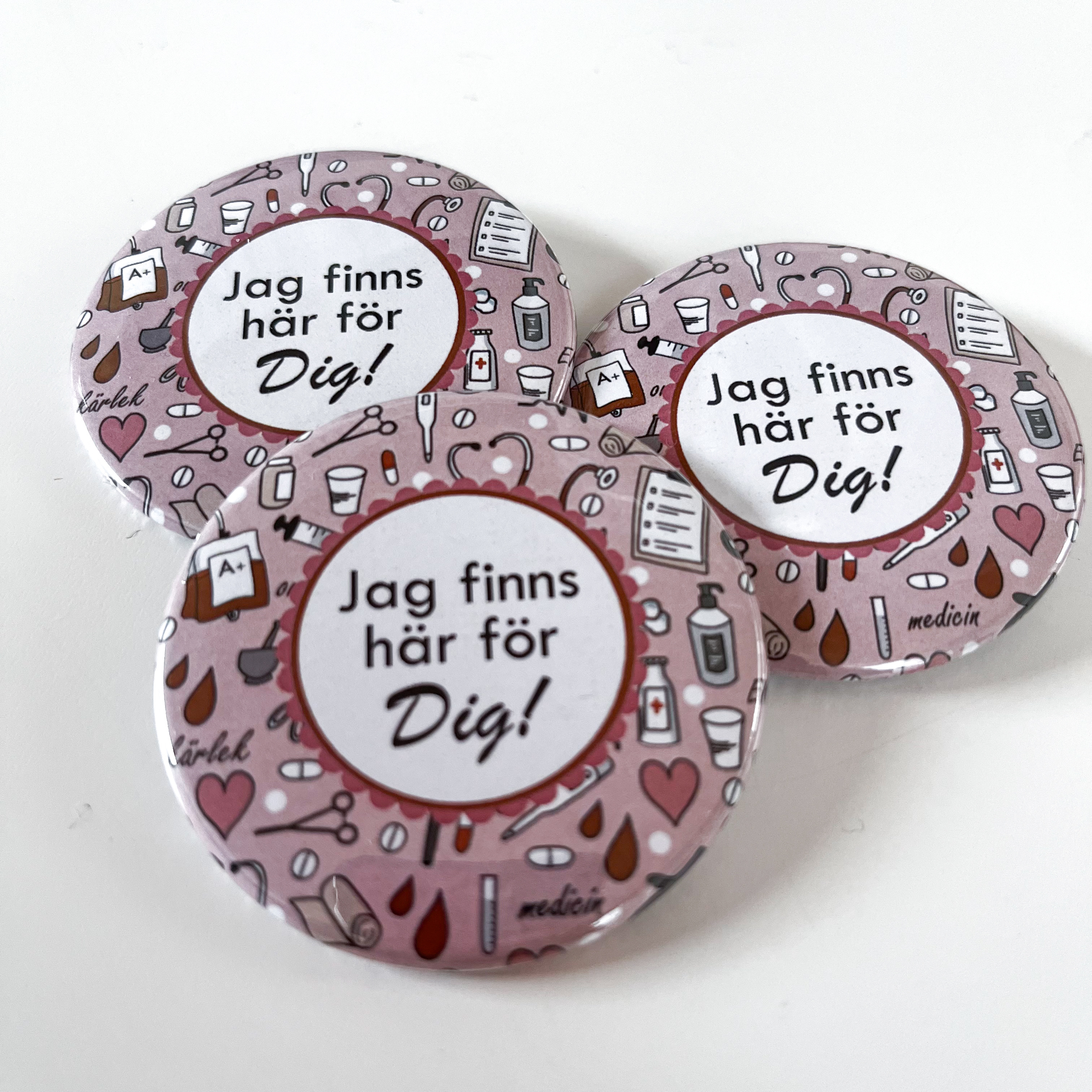 Badge/knapp "Jag finns här för dig (vårdpersonal)." 57 mm