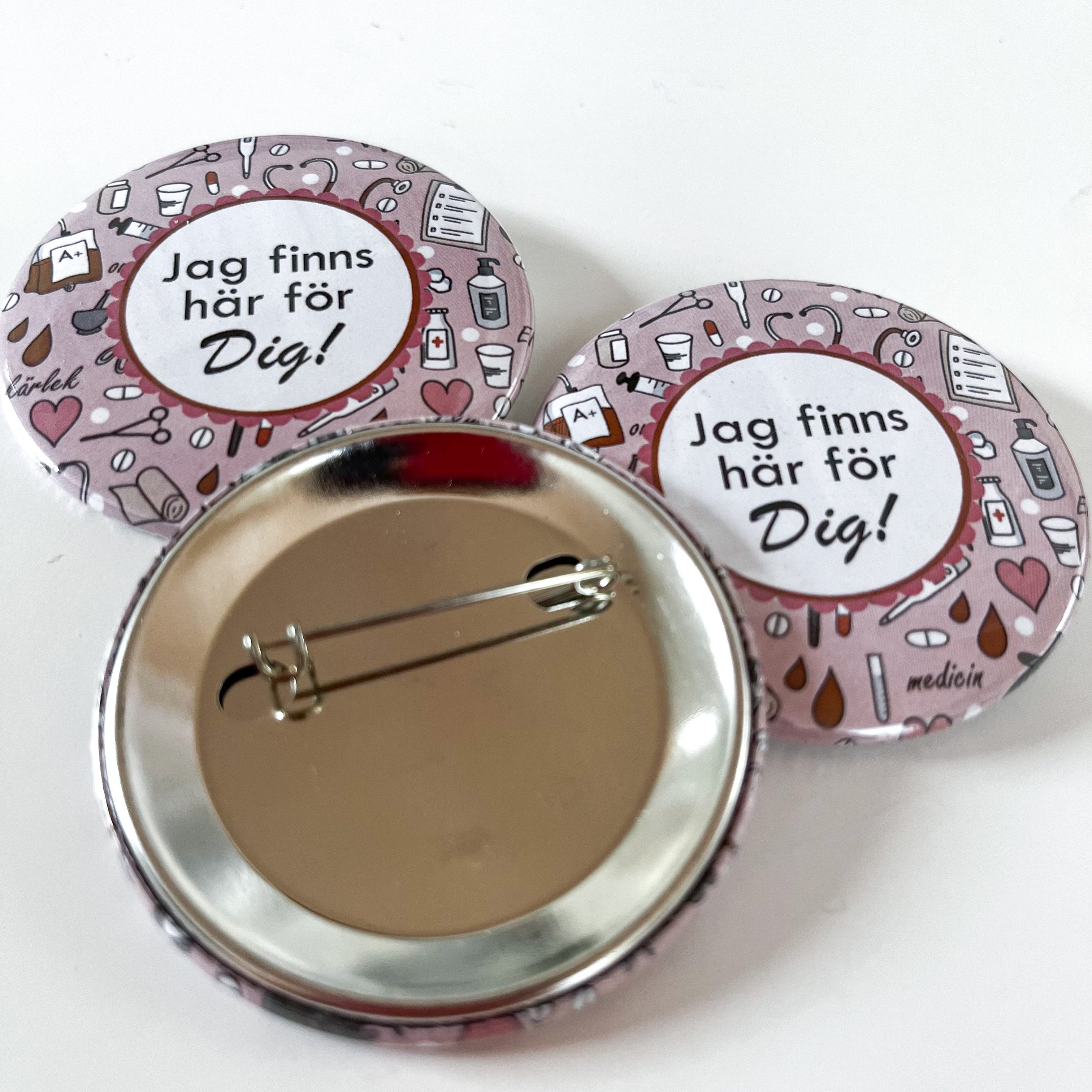 Badge/knapp "Jag finns här för dig (vårdpersonal)." 57 mm - 2