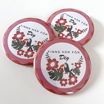 Badge/knapp "Finns här för dig, vårdhjälten" 57 mm
