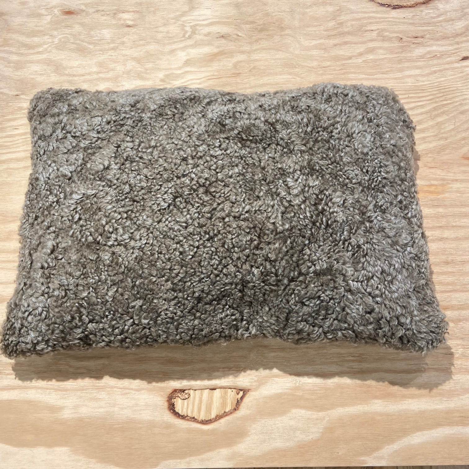 Sandbrun rektangulär kortklippt lockig kudde - 2