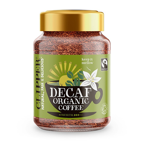 En genomskinlig glasburk med guldlock. På burken en grön etikett som det står Decaf organic coffe på. 