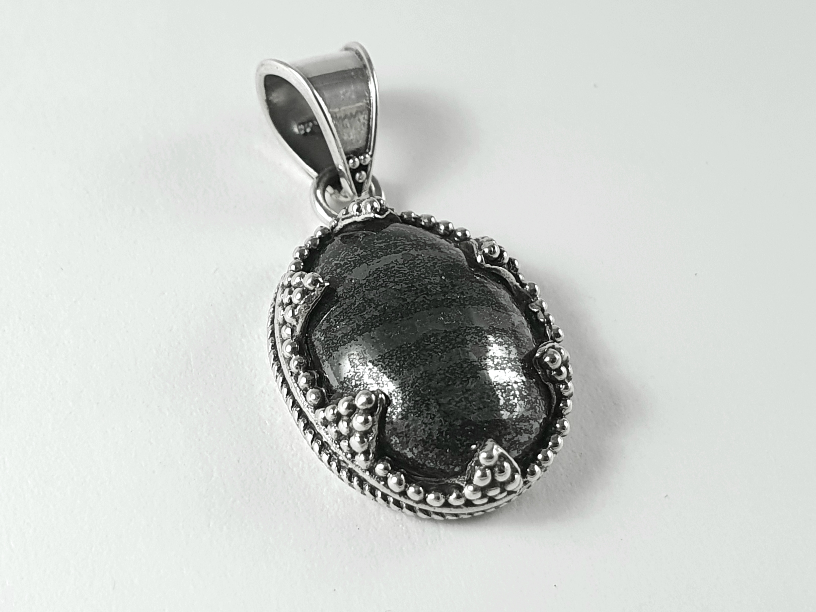 Vikingainspirerat hänge, svensk bandad hematit ( järnmalm)925-silver, JOD
