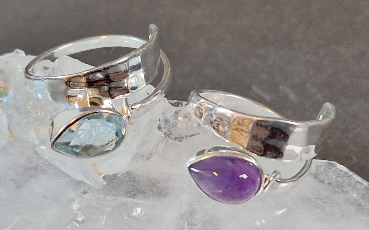 Ställbar silverring med Droppformad cabochon