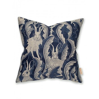 Kuddfodral HARES IN HIDING 50 x 50 blå Emma von Brömssen