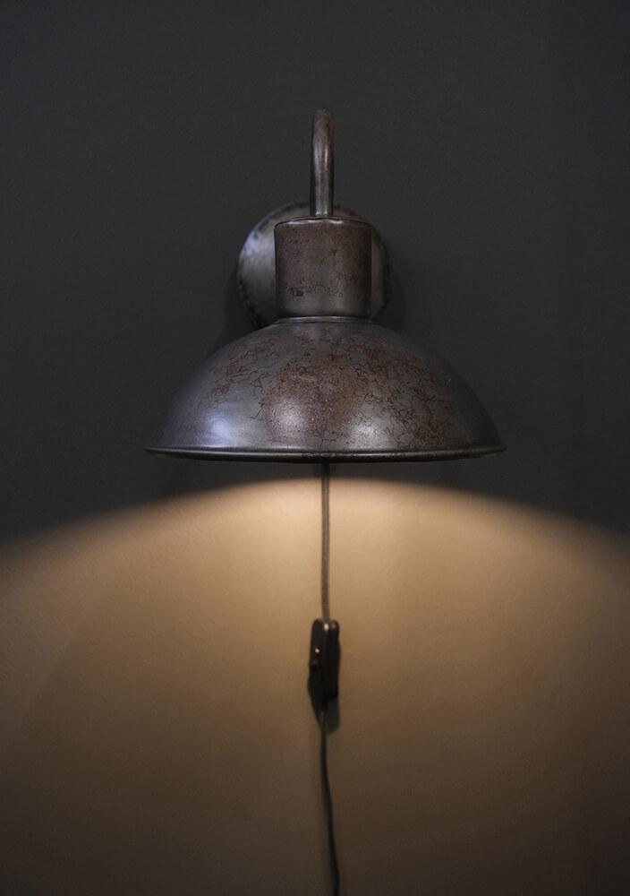 Walentin Vägglampa i järn – industriell design