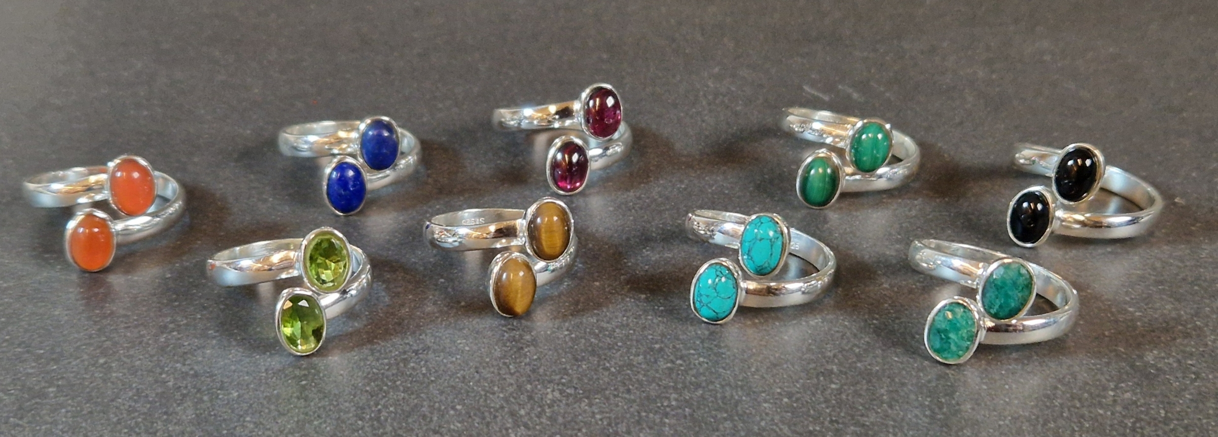Ställbar silverring med två ovala cabochoner.