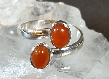 Ställbar silverring med två ovala cabochoner.