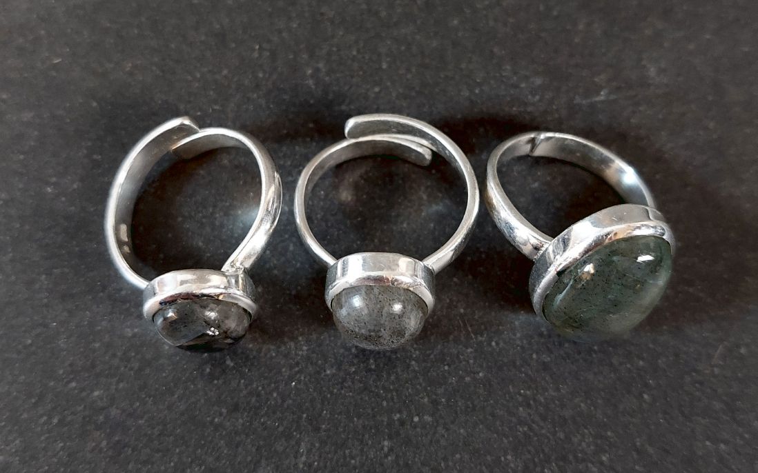 Ställbar silverring med cabochon i Labradorit - 2