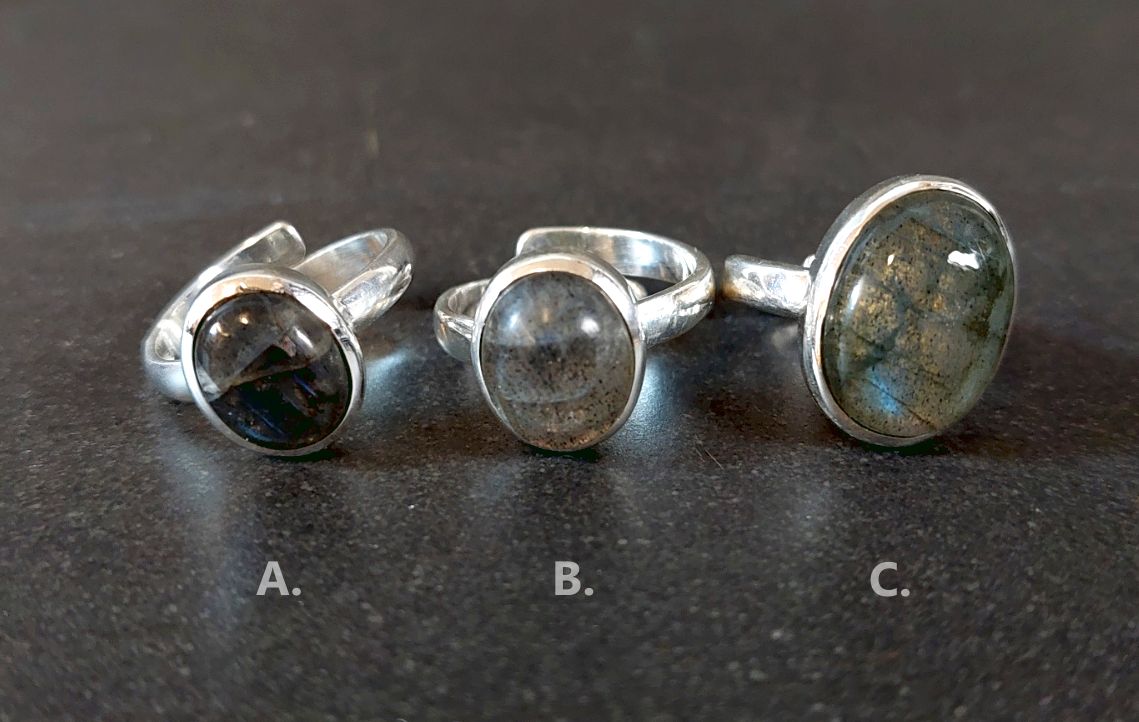 Ställbar silverring med cabochon i Labradorit