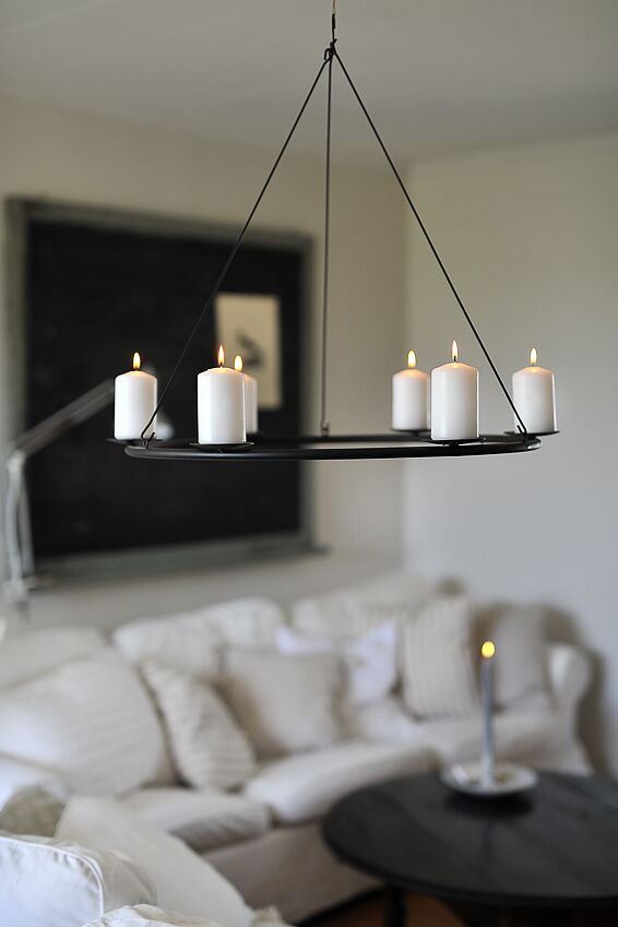 Ljuskrona i shabby chic stil med levande ljus