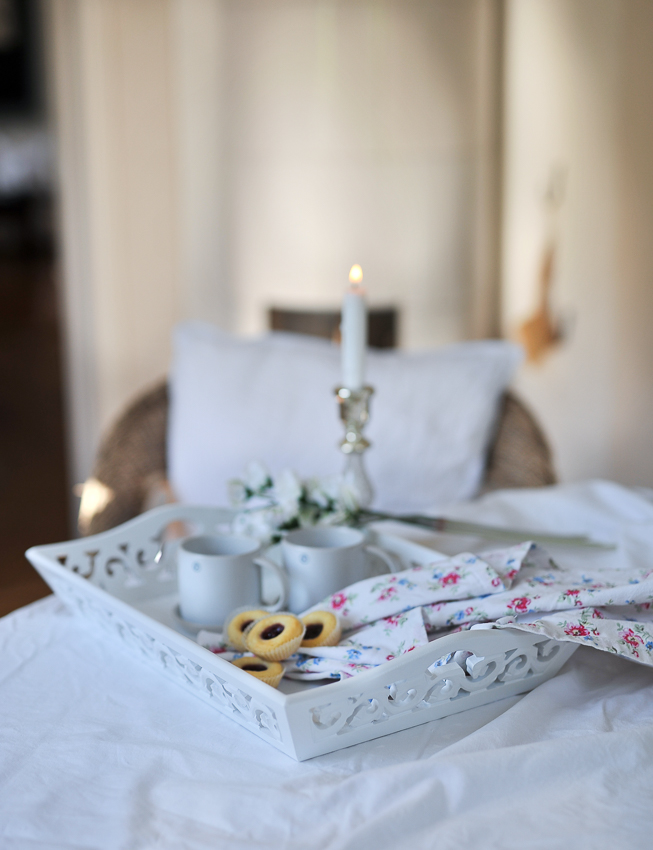 Beautiful tray with carved details - White - Medium