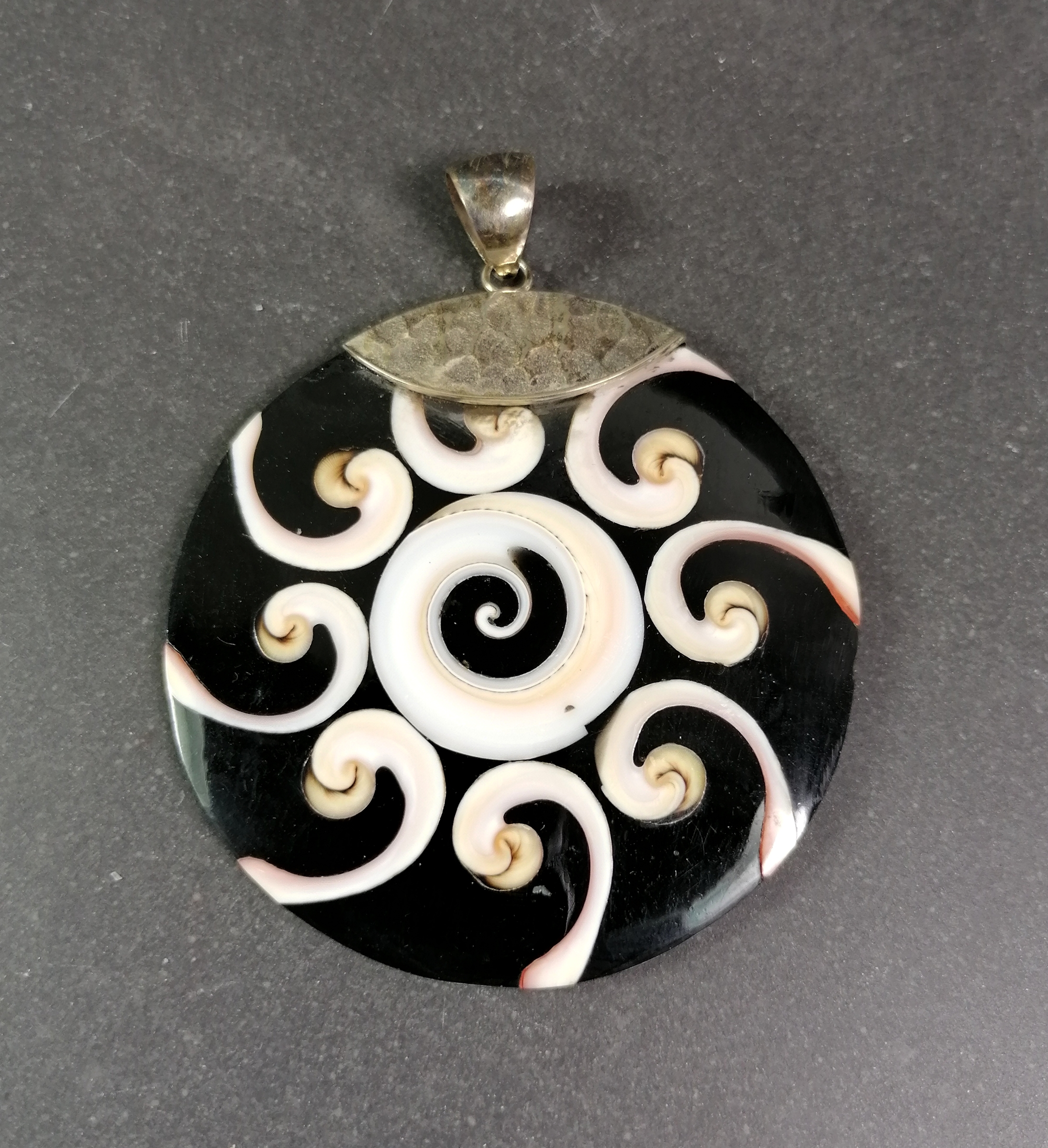 Snäckhänge med silver detaljer - Svart/Vit Shiva Spiral