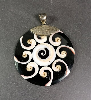 Snäckhänge med silver detaljer - Svart/Vit Shiva Spiral