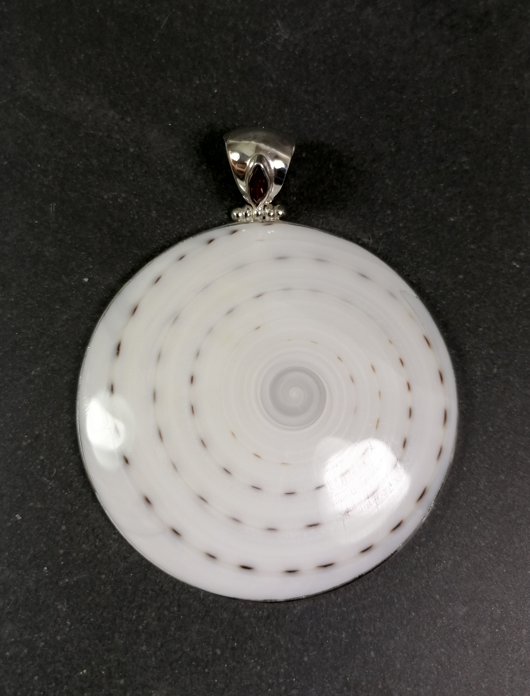 Snäckhänge med silver detaljer - Shivas Eye