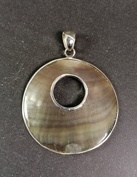 Snäckhänge med silver detaljer - Pärlemor Cirkel